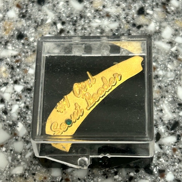 NUMBER #1 Girl Scout Leader Pin w/ Green Crystal Stone Gold-Tone - Picture 4 of 5